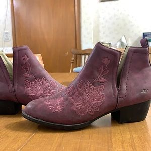 These JBU boots are a beautiful berry color, 9 1/2